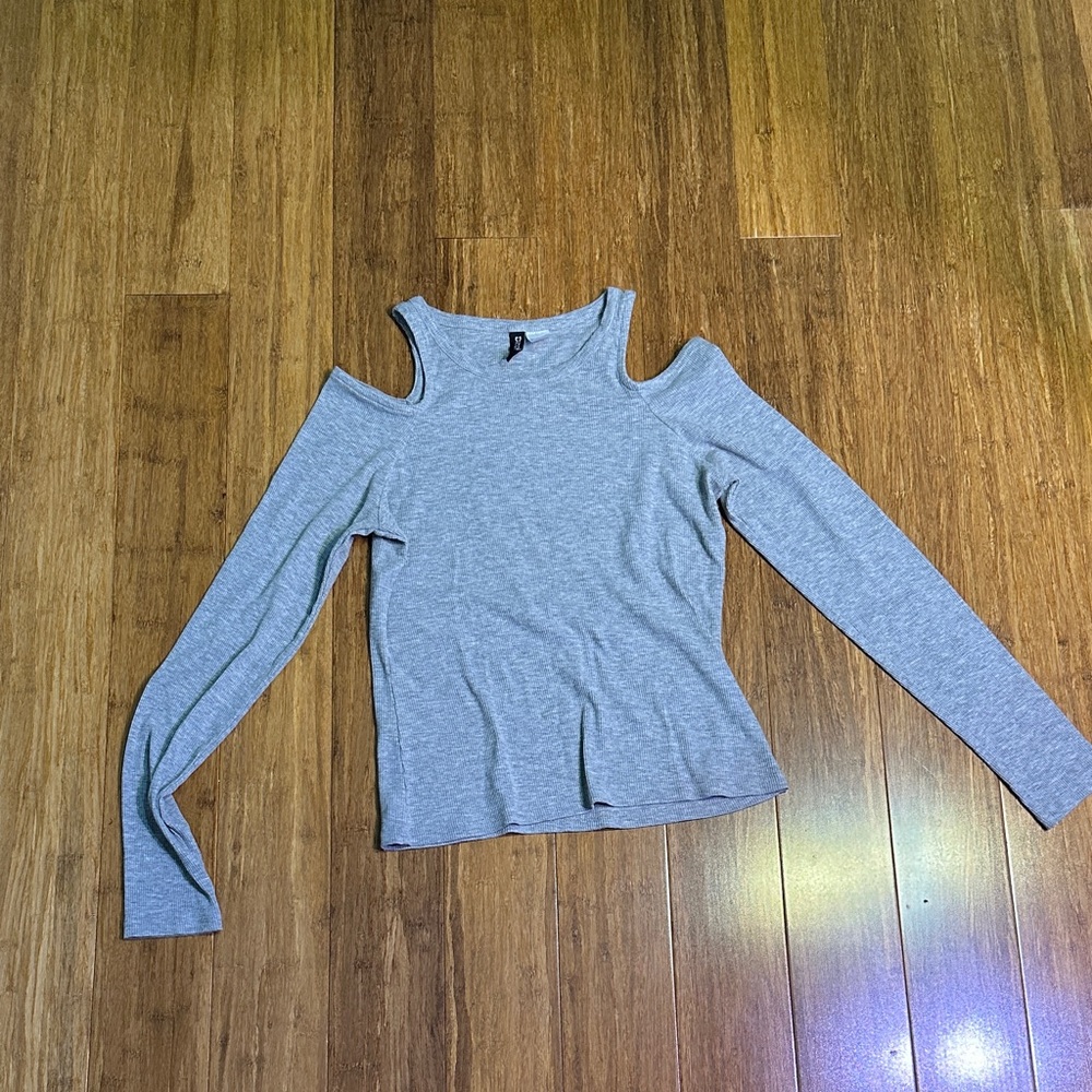 LAST CHANCE: H&M Light Gray Cold Shoulder Long Sleeve Top